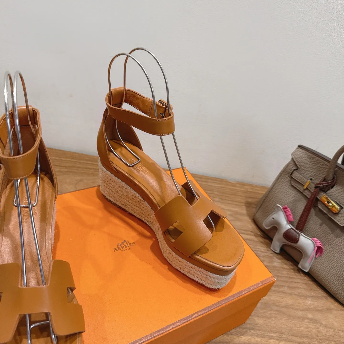 👟👟Ex-factory price 720👟👟 Hermes... a Eclair 2025 new color + popular series, the version is super positive, with a certain thickness, which makes the legs longer! Breathable, comfortable calfskin, spring and summer color matching, this item is both beautiful and comfortable! Channel supply code size: 35-39 can be ordered as 40.41 with airplane box ➕20